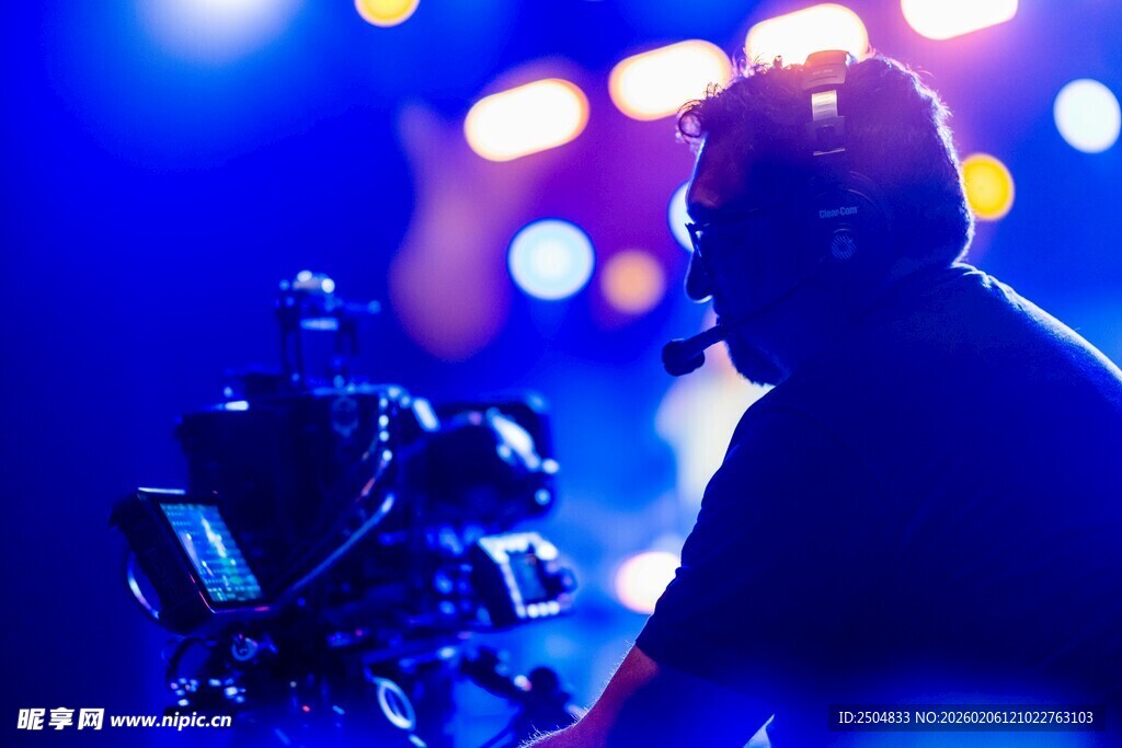 舞台上的DJ表演