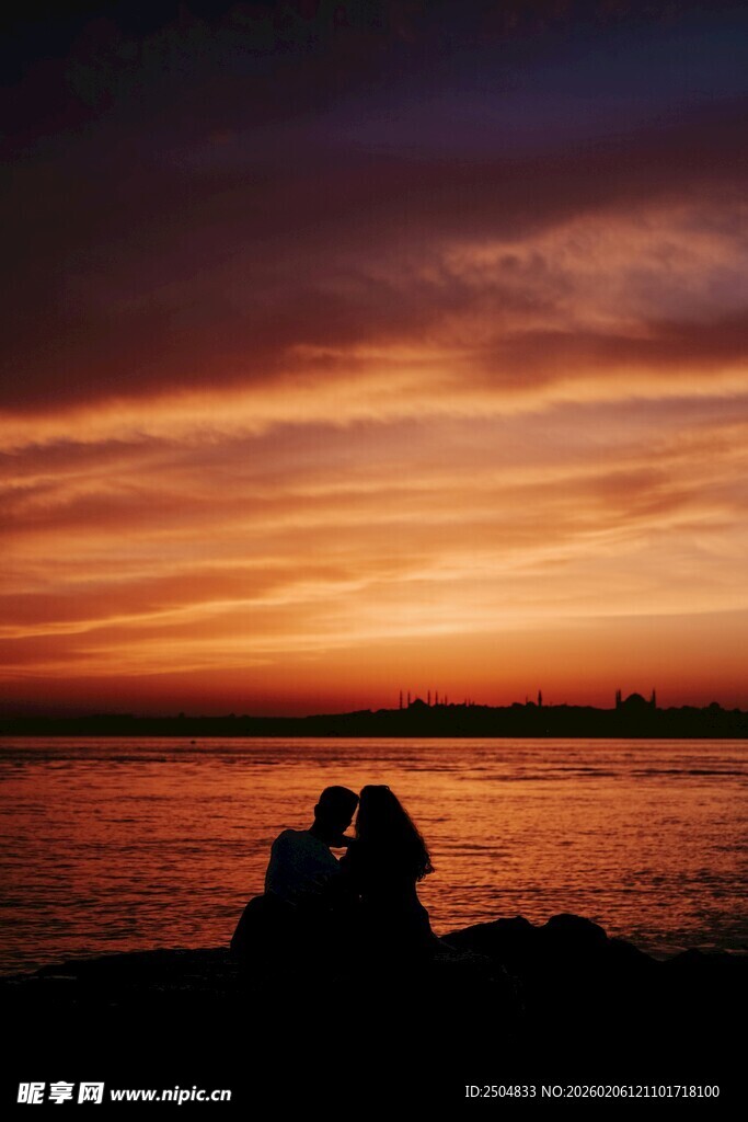 夕阳下情侣依偎美好瞬间