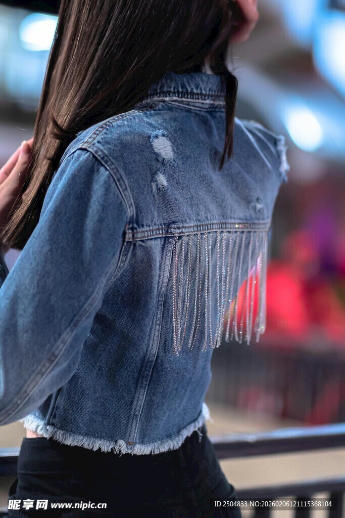 时尚牛仔外套背影