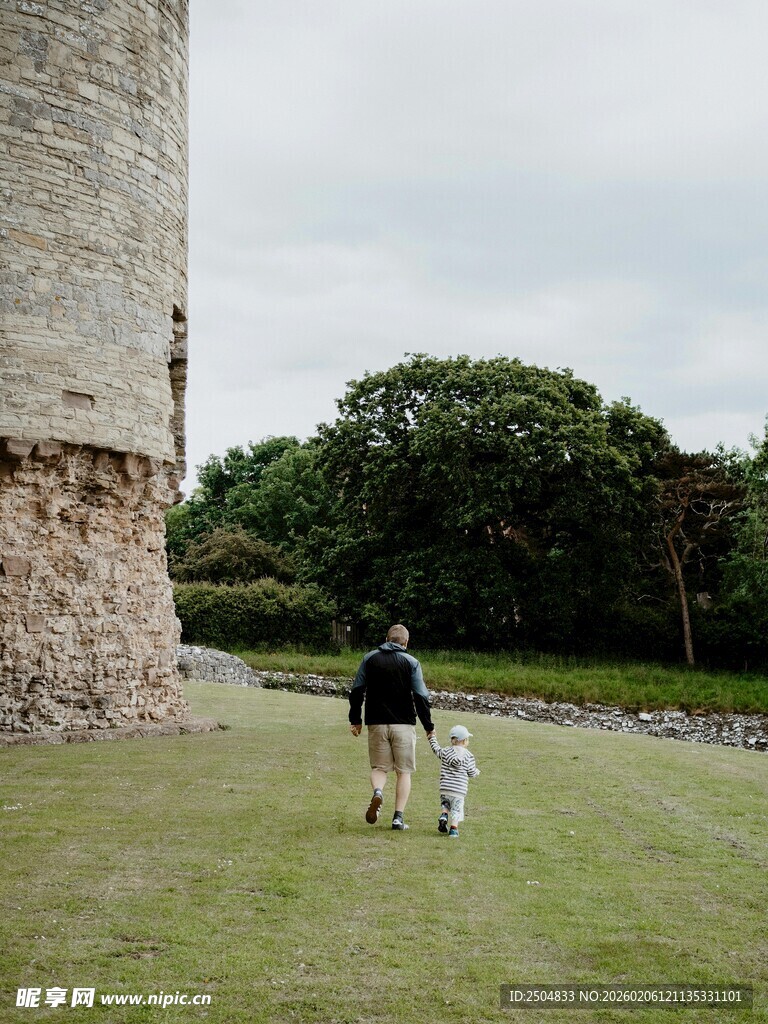 城堡旁漫步的大人与小孩