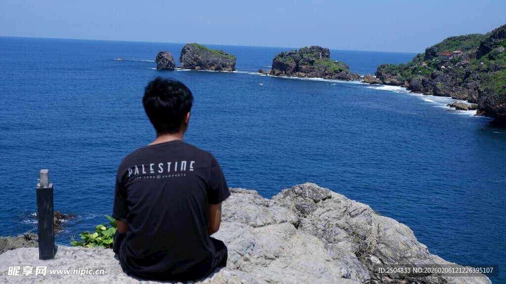男子临海远眺壮丽海景