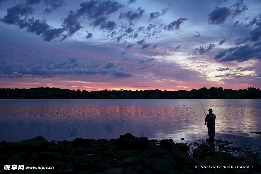 湖畔黄昏独行者