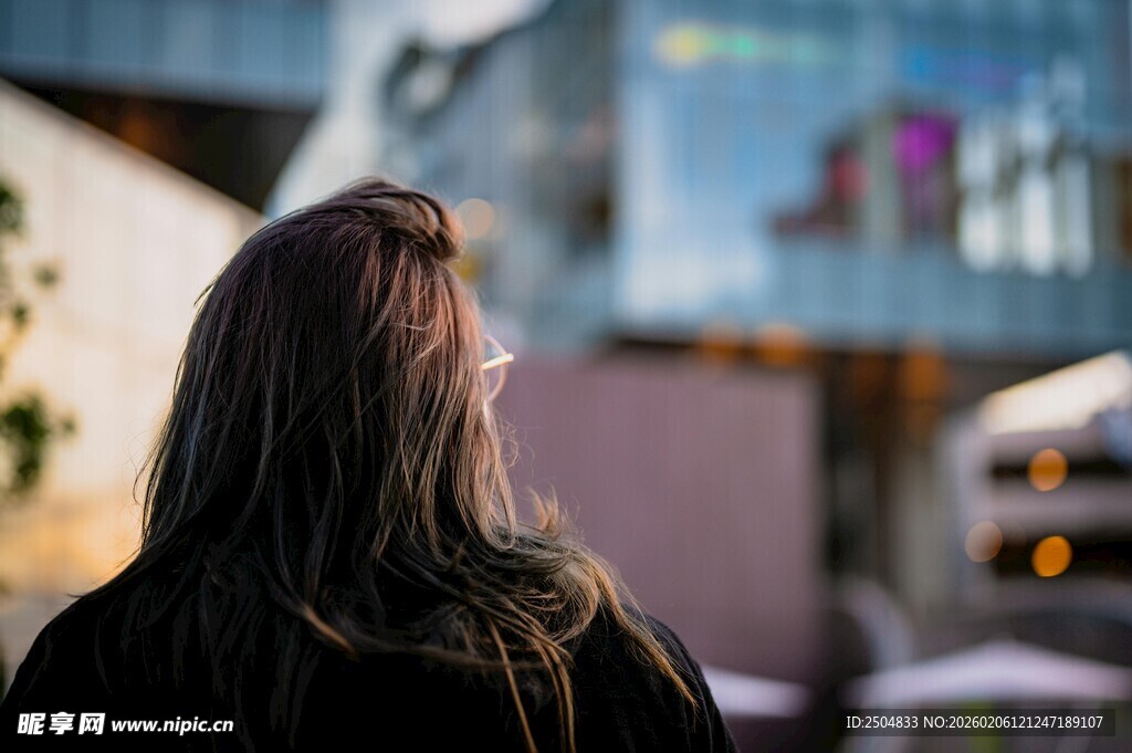 街头背影 女子望向远方