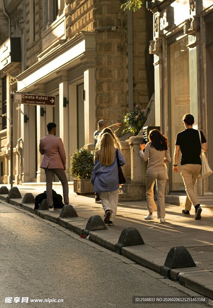 街头行人漫步的悠闲场景