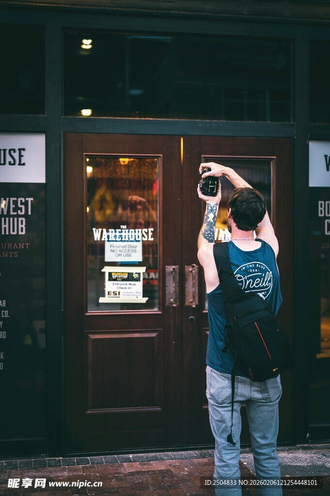 街头摄影师专注拍摄瞬间