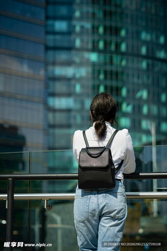 都市背影 背包女子眺望高楼