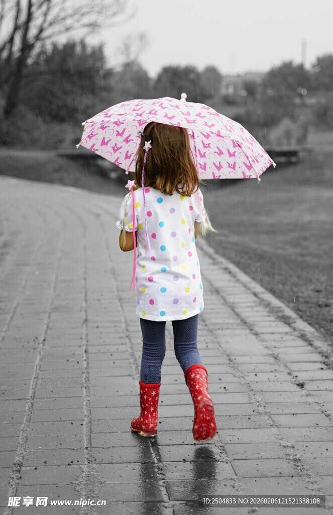 撑伞漫步的红衣小女孩