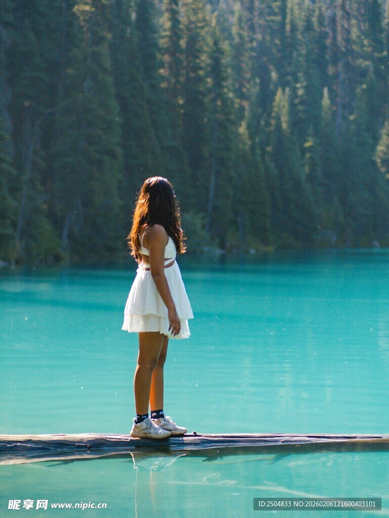 湖畔白衣少女的静谧时刻