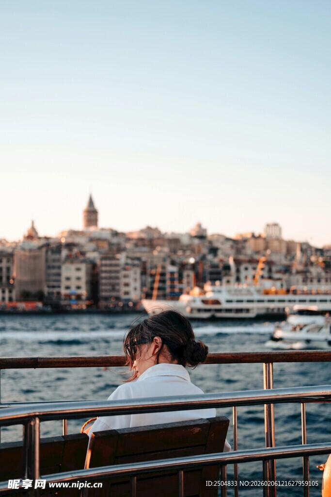 坐赏河畔城市风光的人