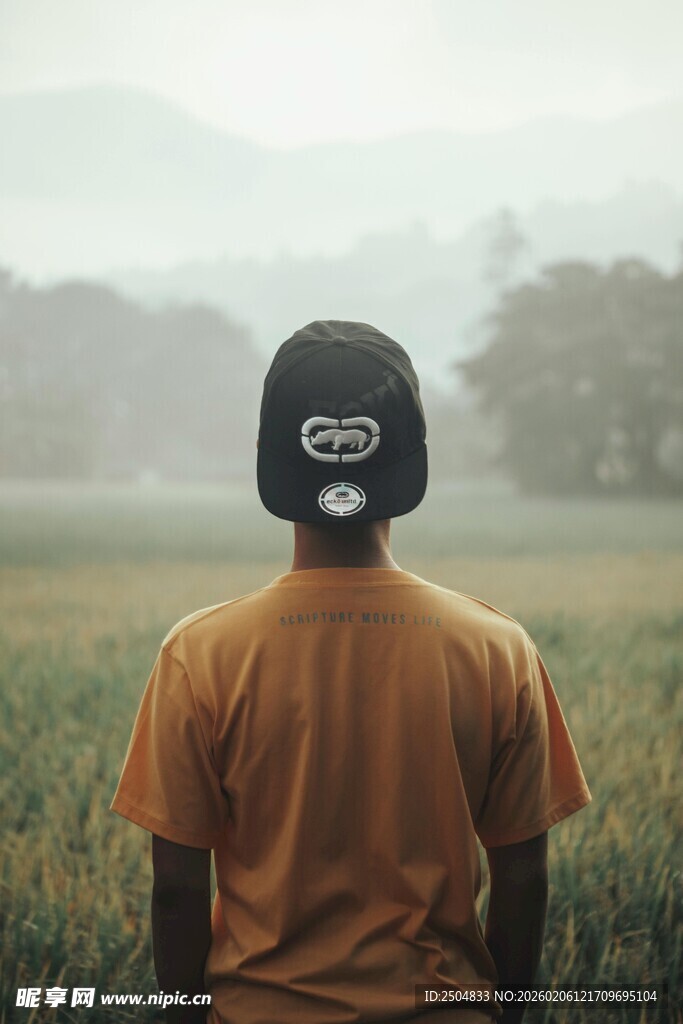 戴面具站在田野的背影