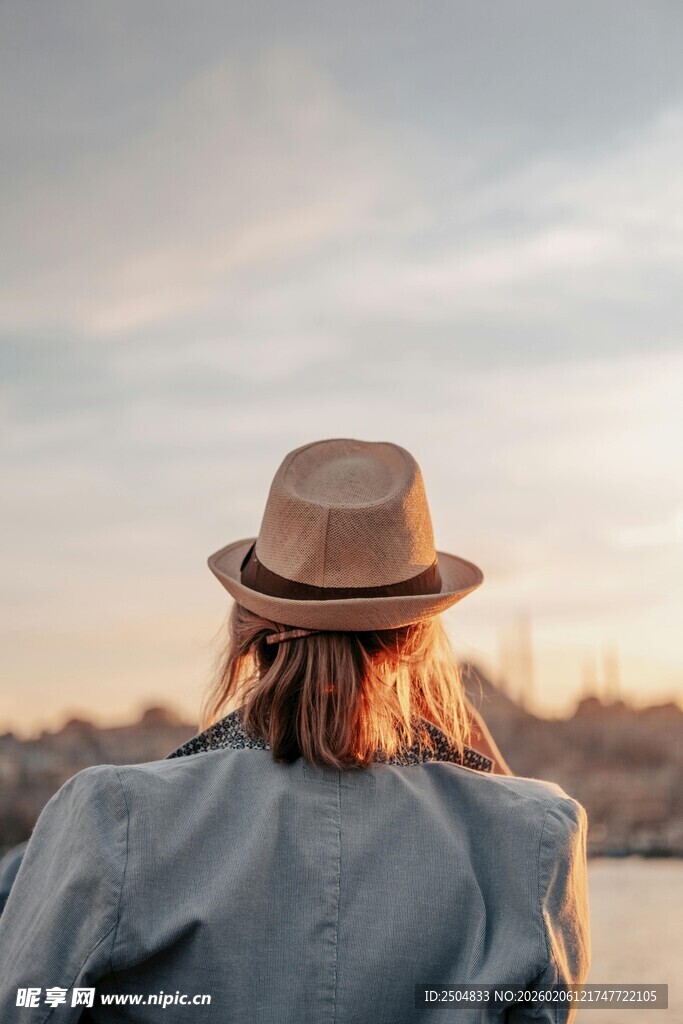 戴帽女子赏黄昏美景