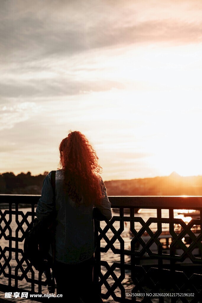 夕阳下的孤独背影