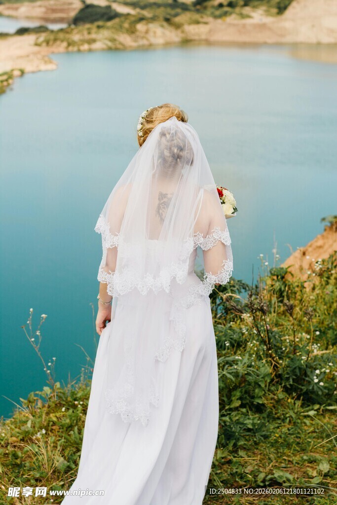 湖畔白纱新娘背影