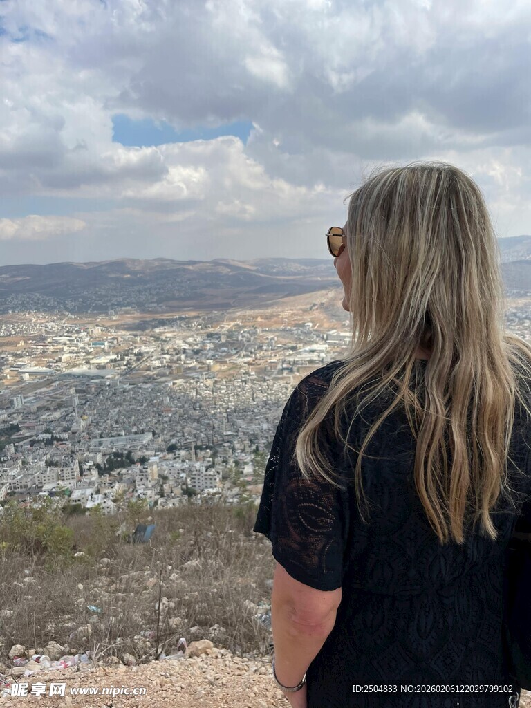 女子远眺城市风景