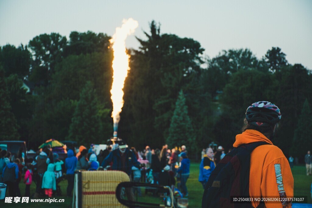 人群观赏夜空中的烟火