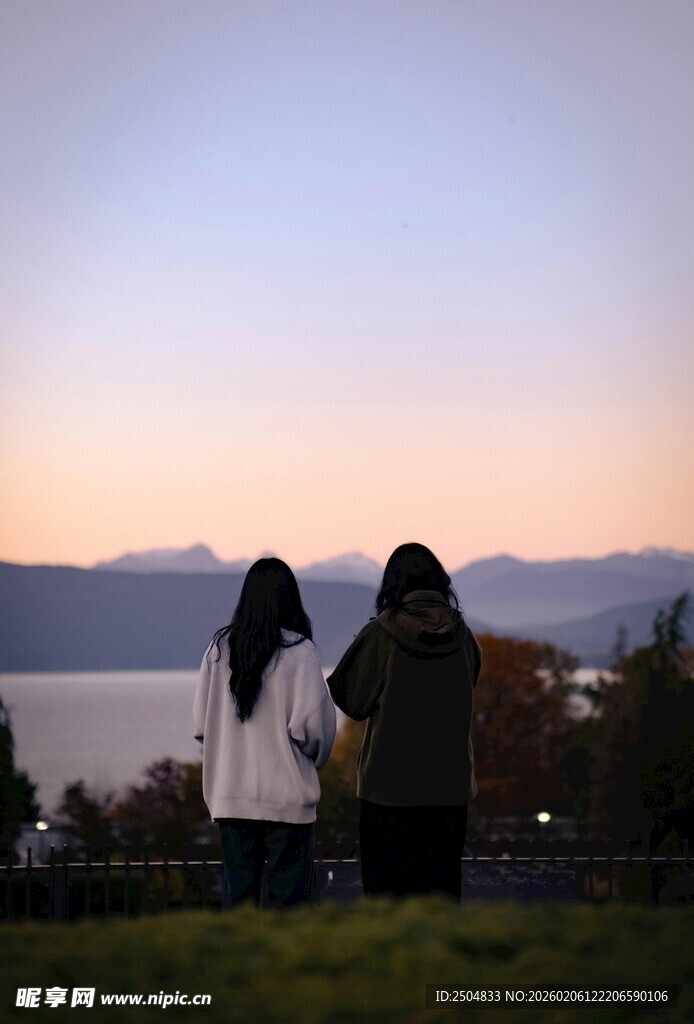 黄昏湖畔两人的静谧身影