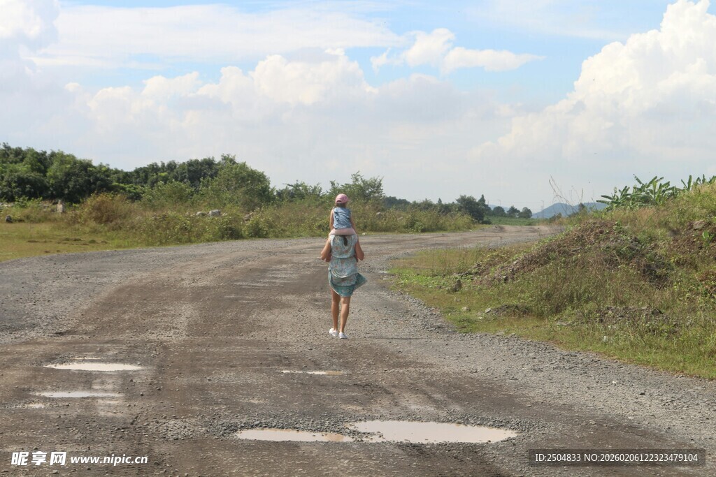 女子独行于乡间土路