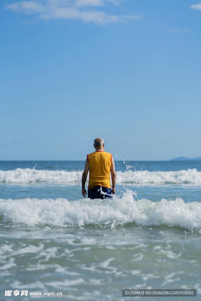 海边冲浪者背影