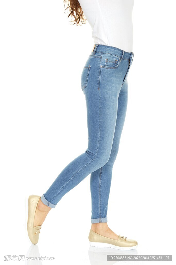 女子身着蓝色修身牛仔裤