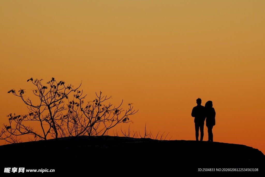 夕阳下的情侣剪影