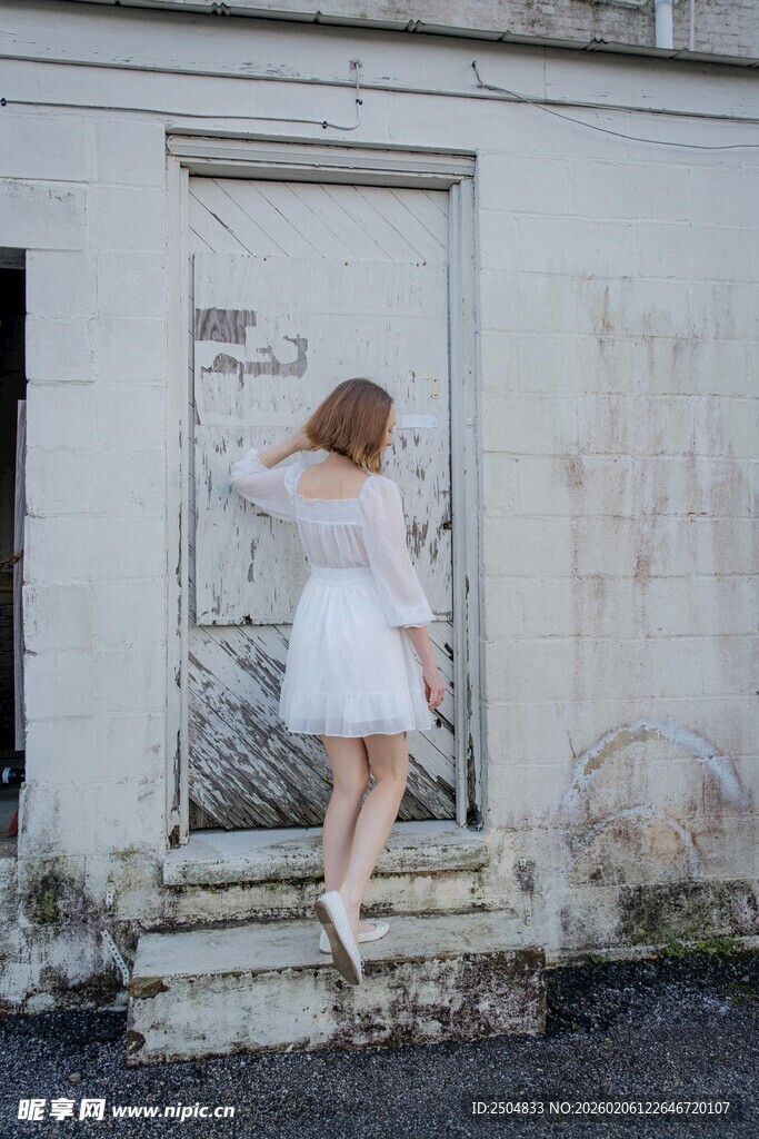 白衣女子倚门优雅姿态