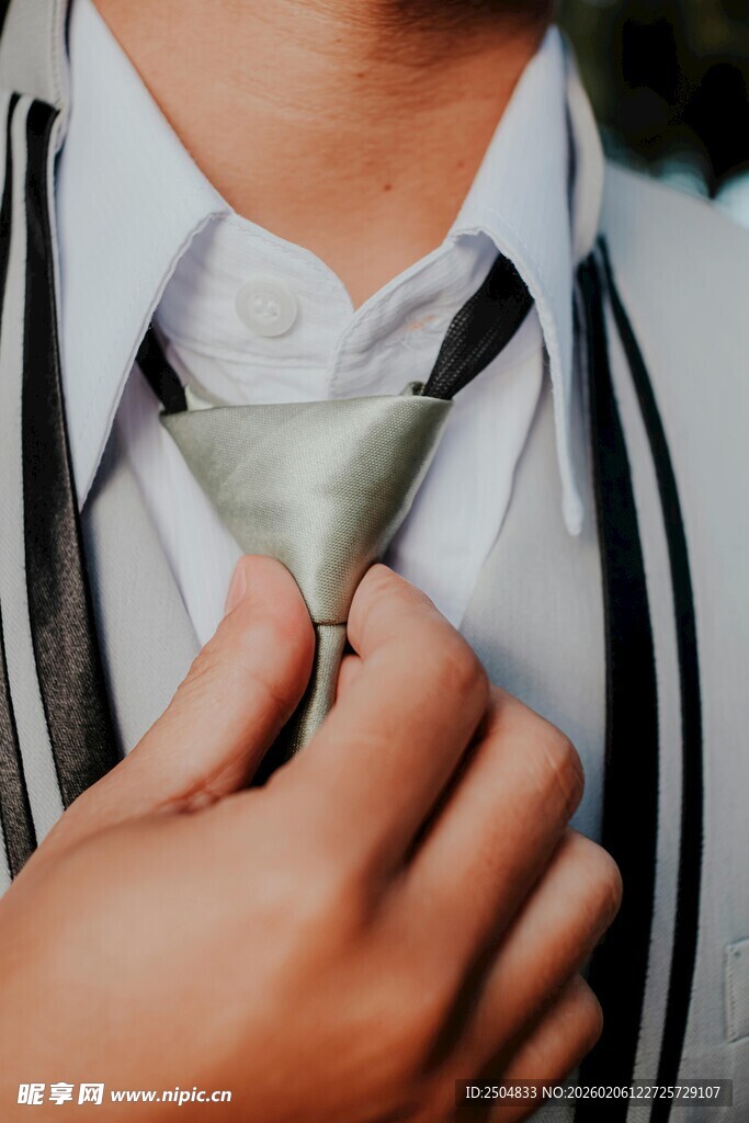 男士整理领带瞬间