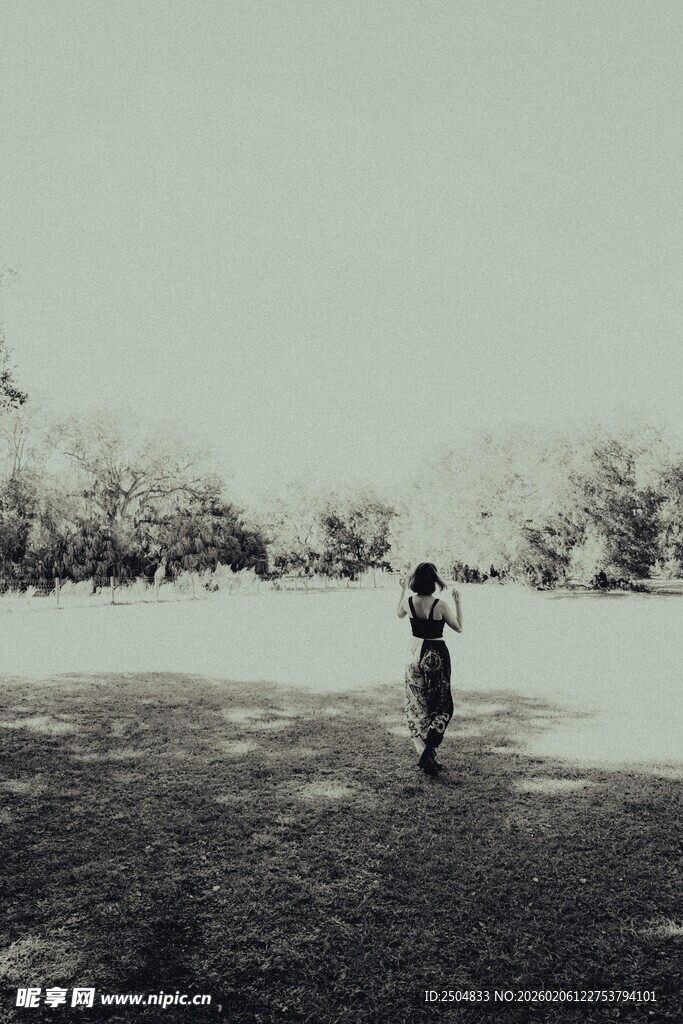 雪地独行的身影