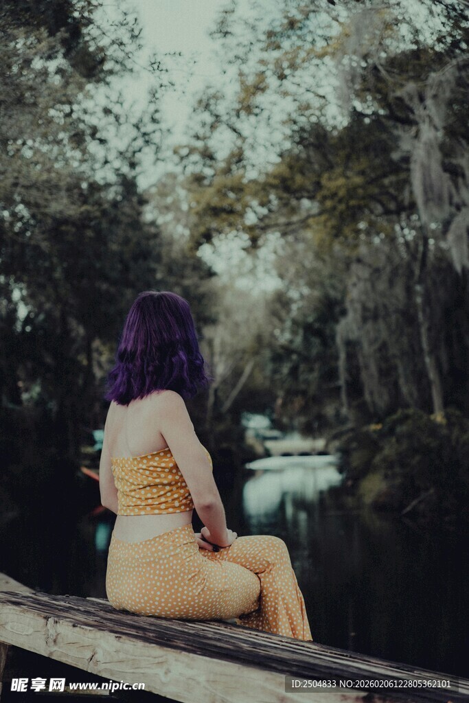 独坐木台 沉思女子