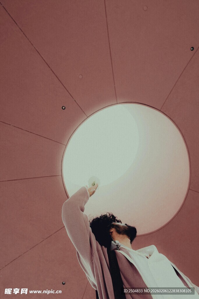 女子仰拍旋转楼梯