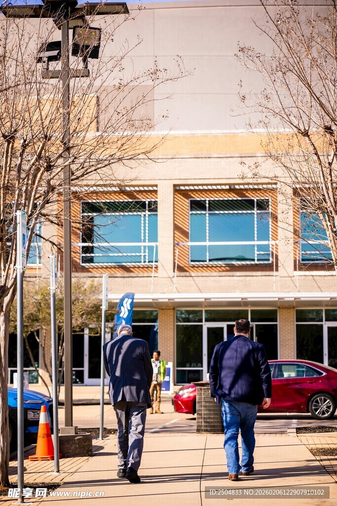 冬日街头行人与建筑景观