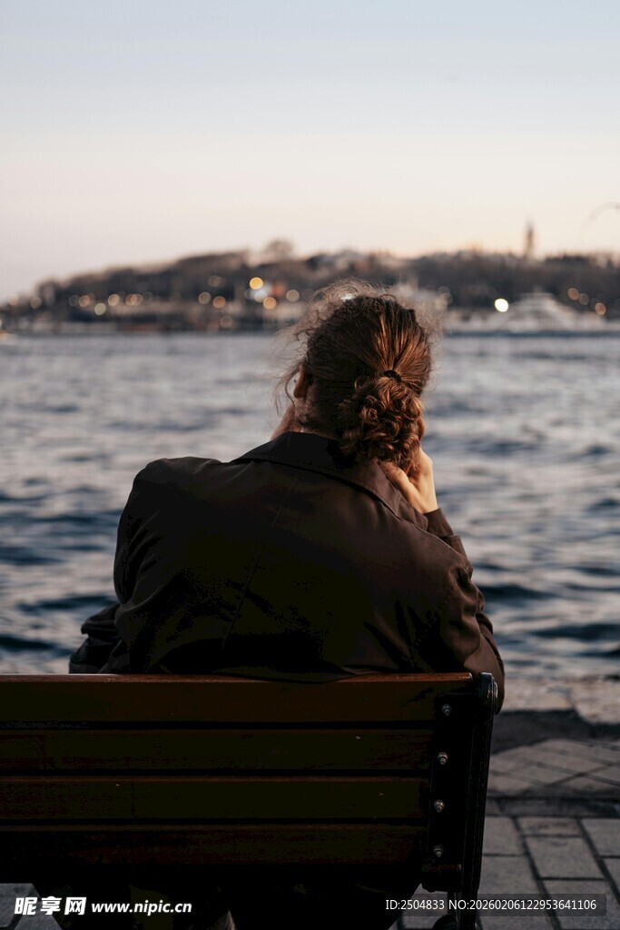 独坐长椅赏海景的人