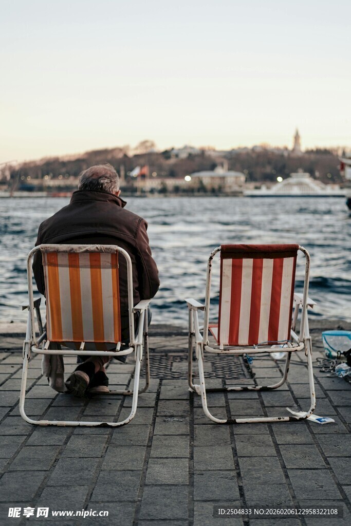 独坐岸边的孤独身影