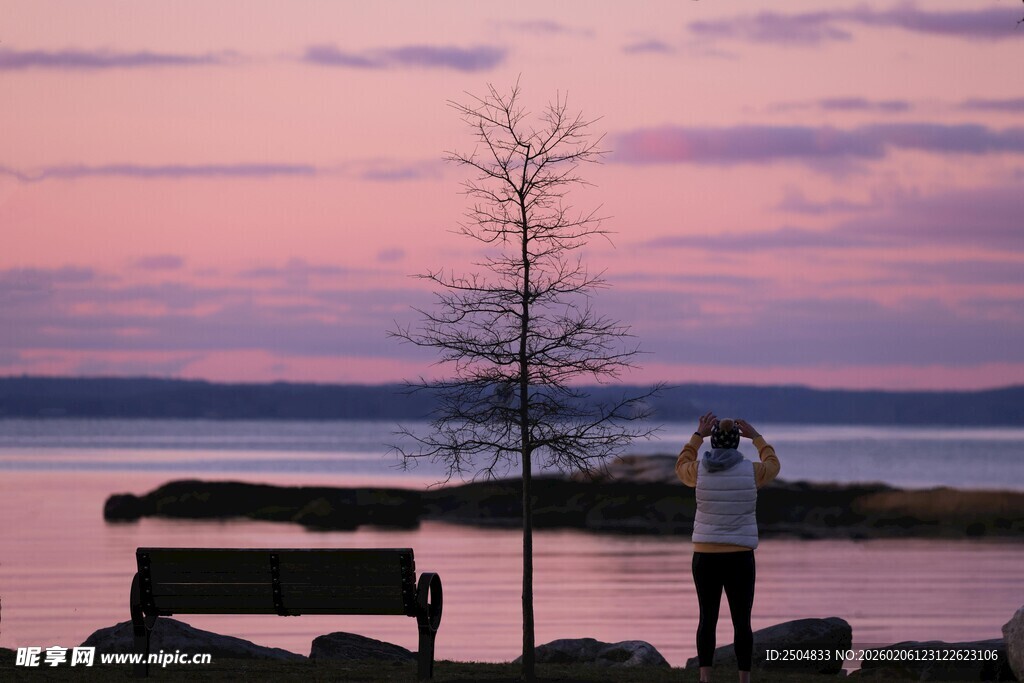 湖畔独赏绝美黄昏景色
