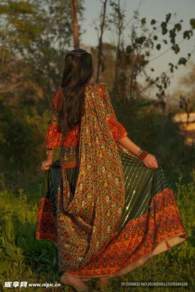 身着传统服饰的女子背影