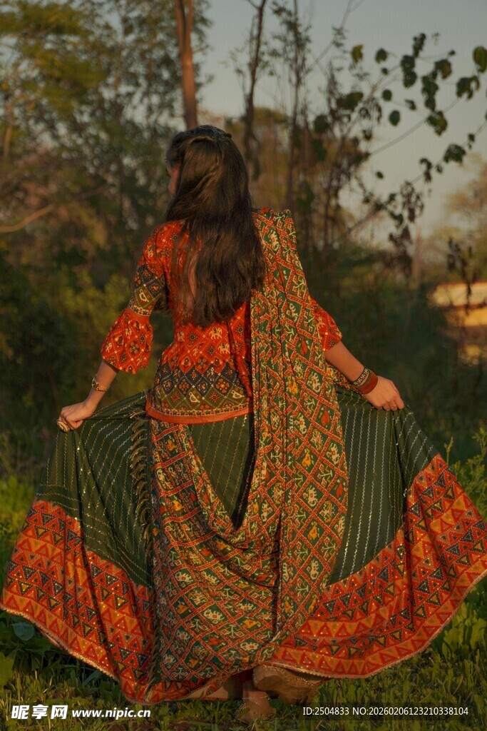  度女子身着传统服饰起舞