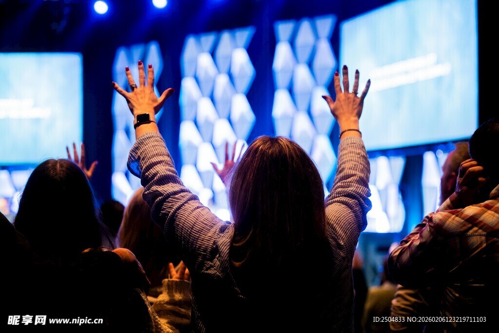 观众在活动现场热情举手