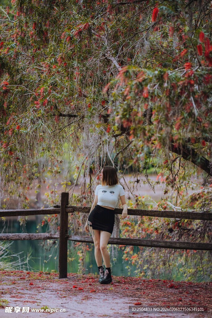 女孩于秋景中凭栏而立