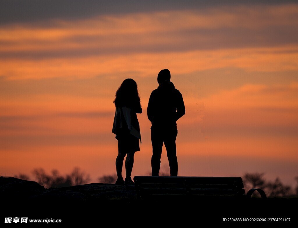 夕阳下的情侣剪影