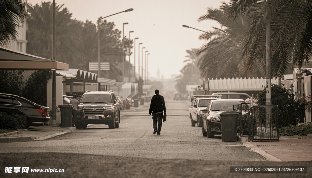 雾中一人独行于街道