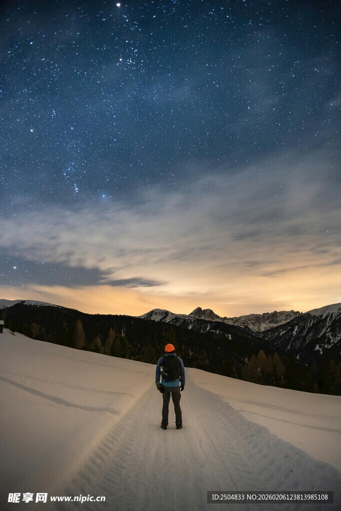 雪地中独行者的星空之旅