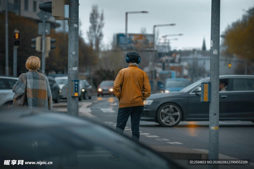 街头行人与行驶车辆场景