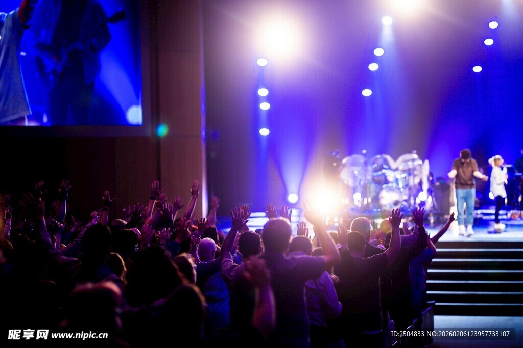 热闹演唱会现场灯光璀璨