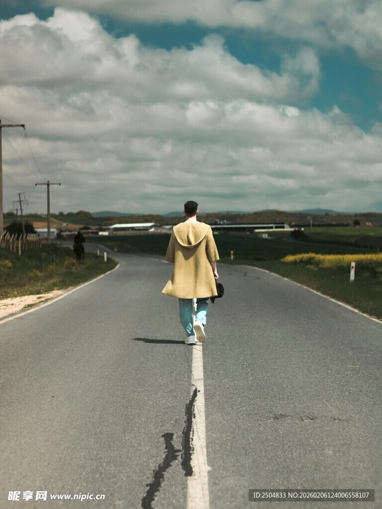 一人独行于宽阔公路