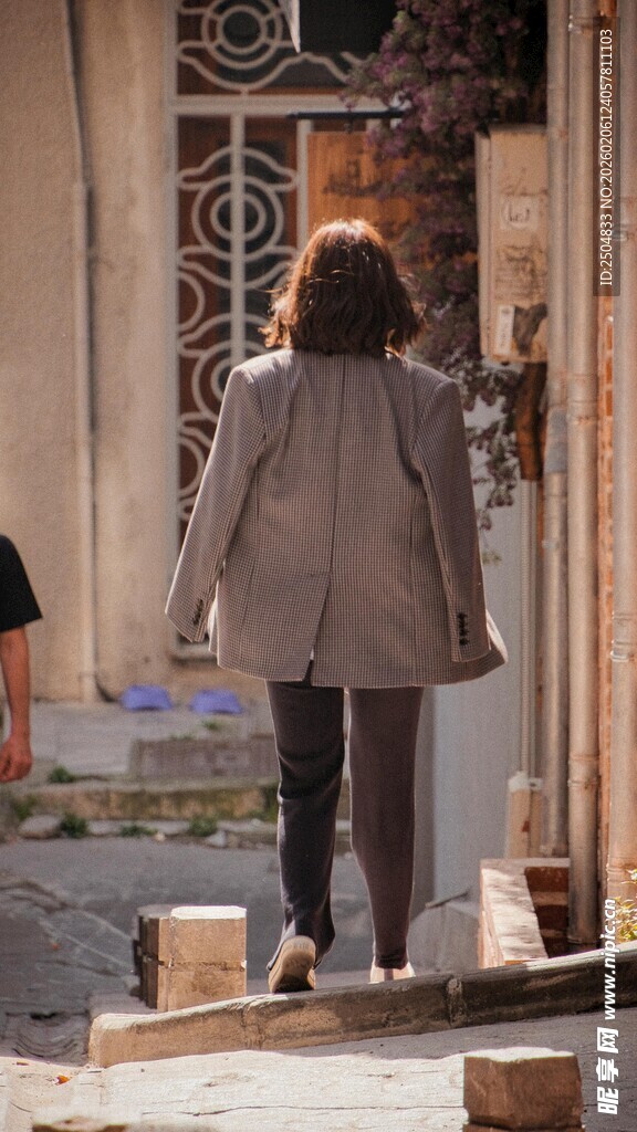 女子背影走向古朴门洞