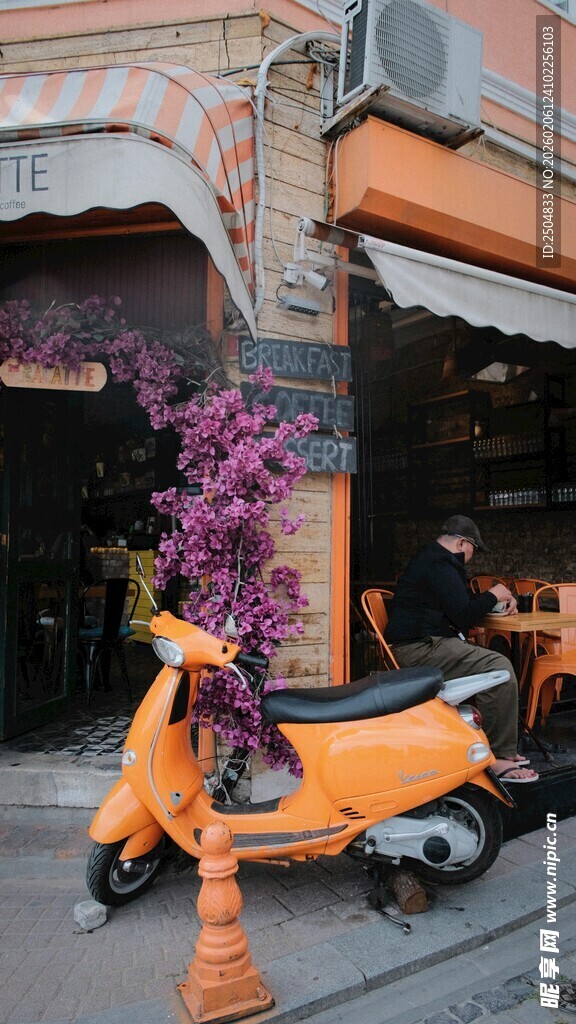 橙色踏板车停靠复古建筑旁