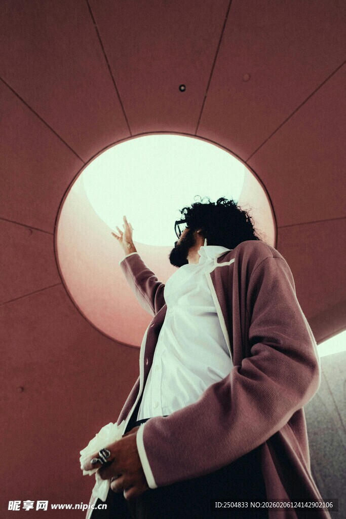 男子于独特空间摆酷造型