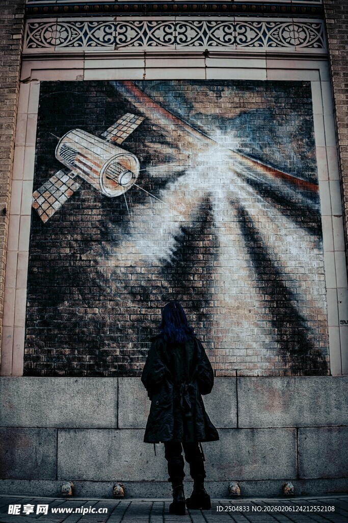 女孩凝视太空主题壁画