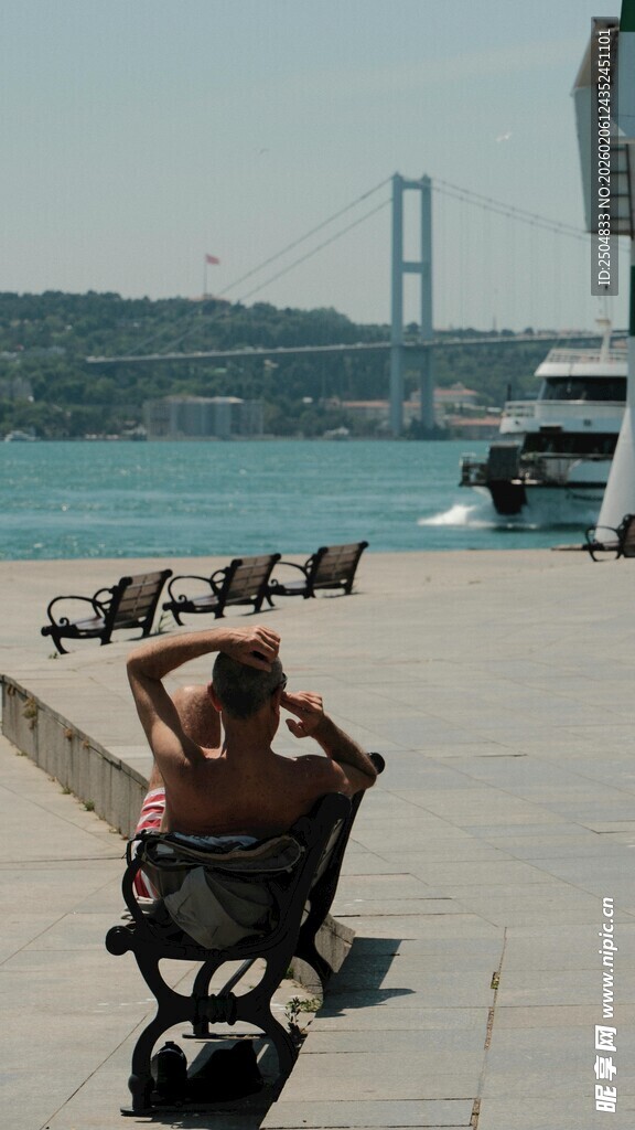 海边长椅上休憩的人