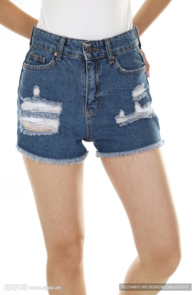 破洞牛仔短裤时尚穿搭