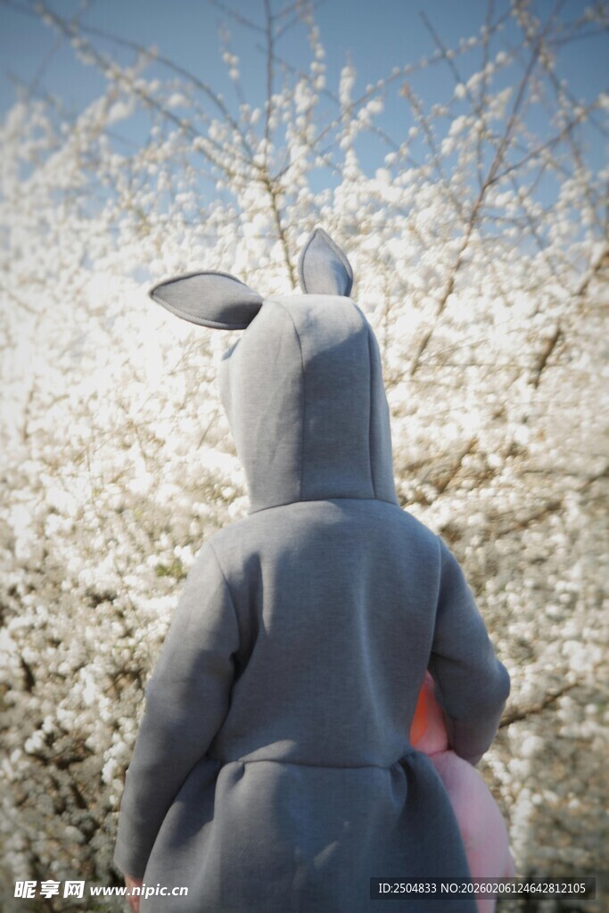 穿兔装孩童漫步繁花间